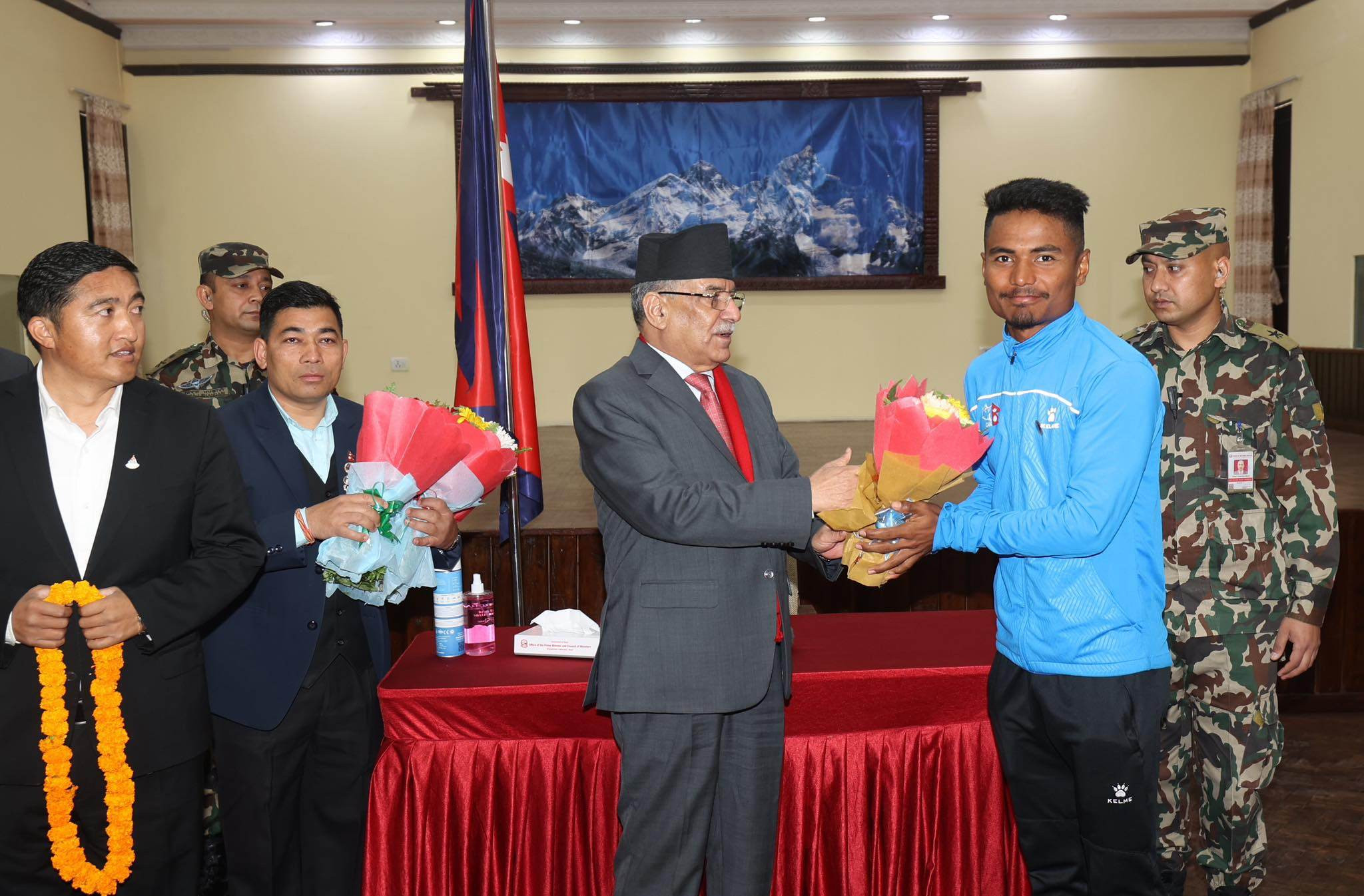 नेपाली क्रिकेट टोलीका खेलाडीलाई प्रधानमन्त्री प्रचण्डले भेटेरै दिए बधाई [तस्बिरहरू]
